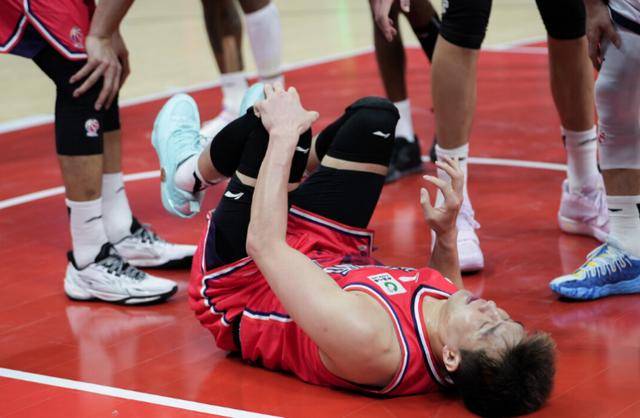 广州男篮官宣：郭艾伦将去北大第三医院手术全体球员签名祝福