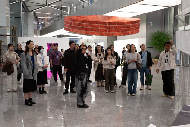 志愿者导览。图片来源：©UABB ；摄影：TAL+白羽