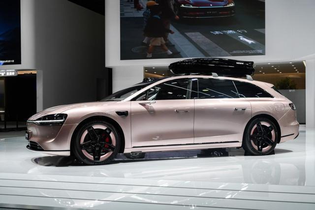 粉色享界S9T亮相上海AWE，引领春日出行新潮流