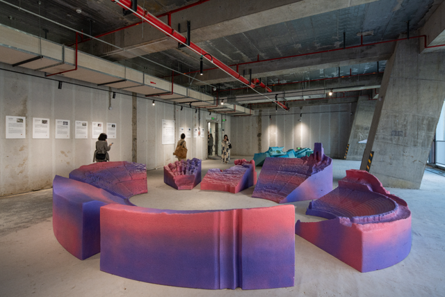 “十个切片”板块，以河套科创中心2层、3层毛坯空间作为展陈背景。图片来源：©UABB ；摄影：TAL+白羽