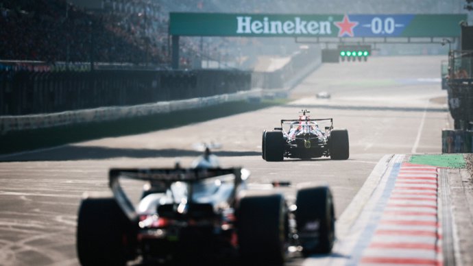 F1中国站揭幕:梅赛德斯展现统治力,迈凯伦和法拉利只能争第二?