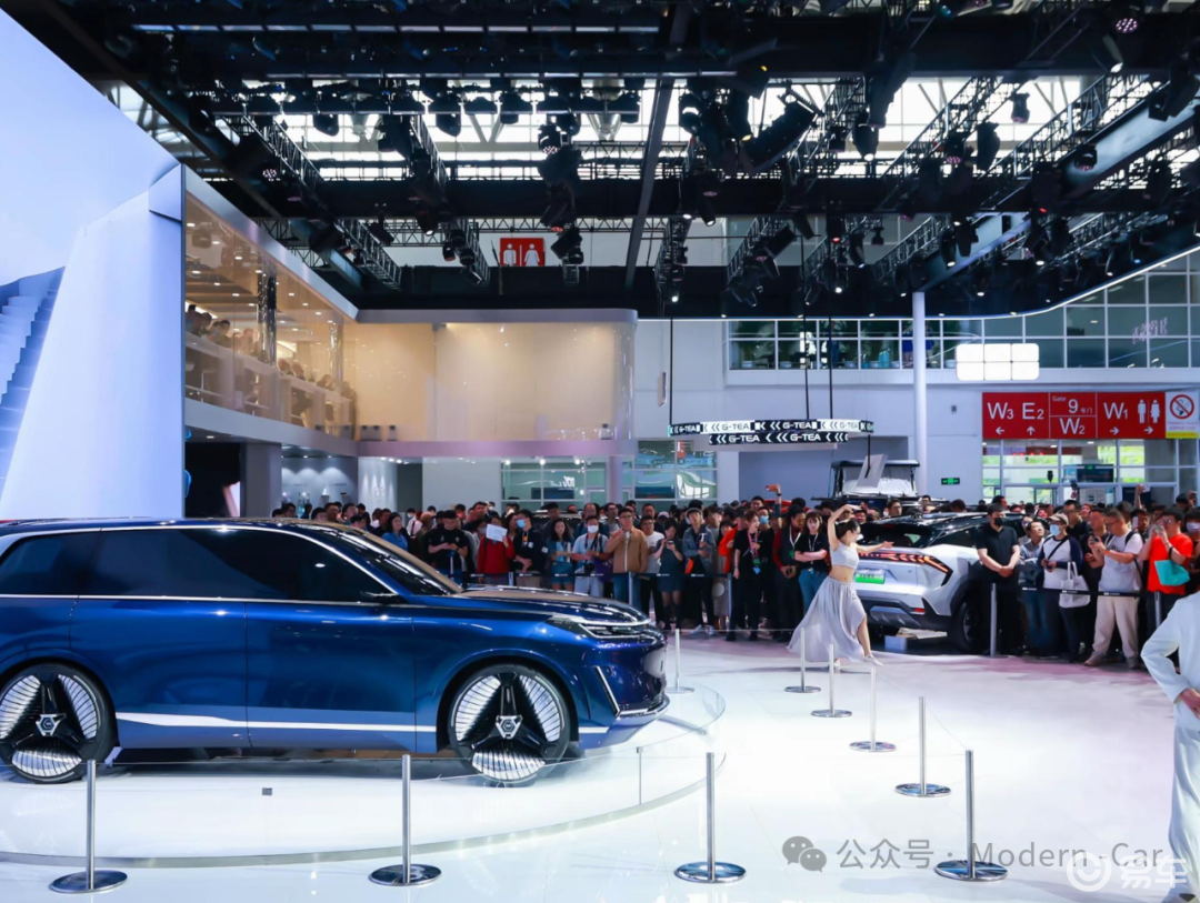 买车时的灵魂拷问：为什么这两辆车一样大，价格却差了5万？