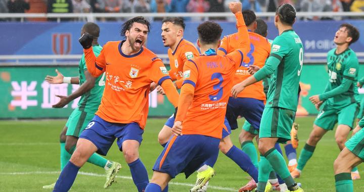 山东泰山力克北京国安，谢文能连场破门，克雷桑上演强势绝杀