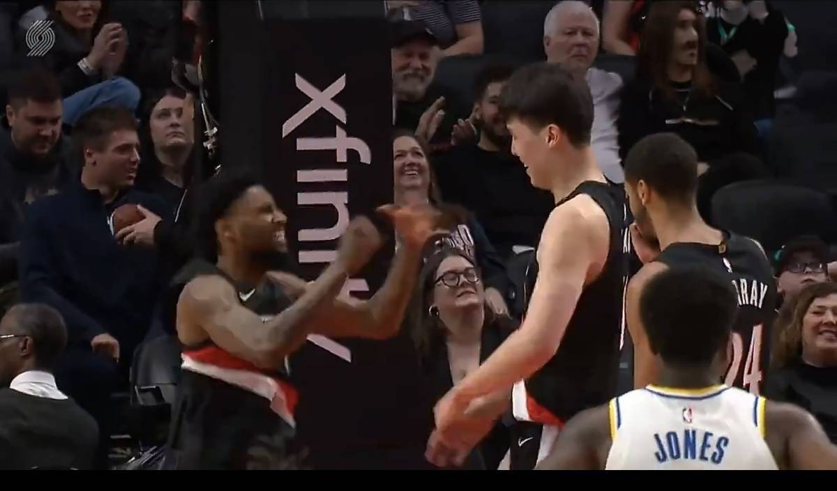 4分钟封神！杨瀚森扣篮2+1，韦斯利庆祝复刻弗老大姚明名场面