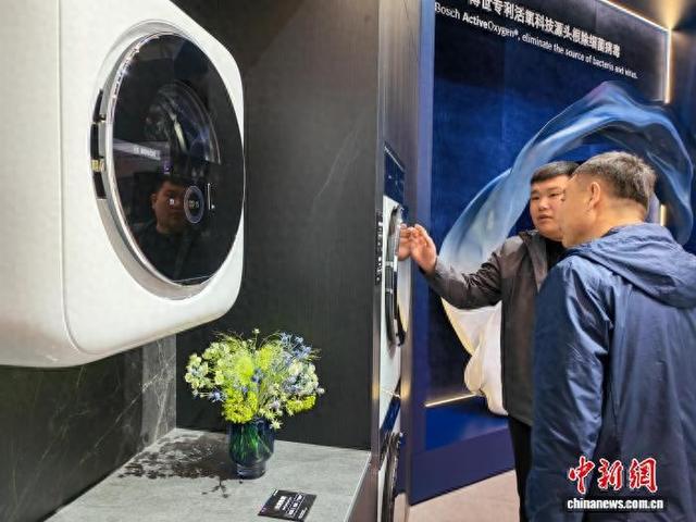 AWE2026现场，最新款智能家电吸引观众。中新网记者 姜煜 摄
