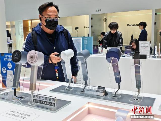 AWE2026现场，展商展示科技赋能的小家电。中新网记者 姜煜 摄