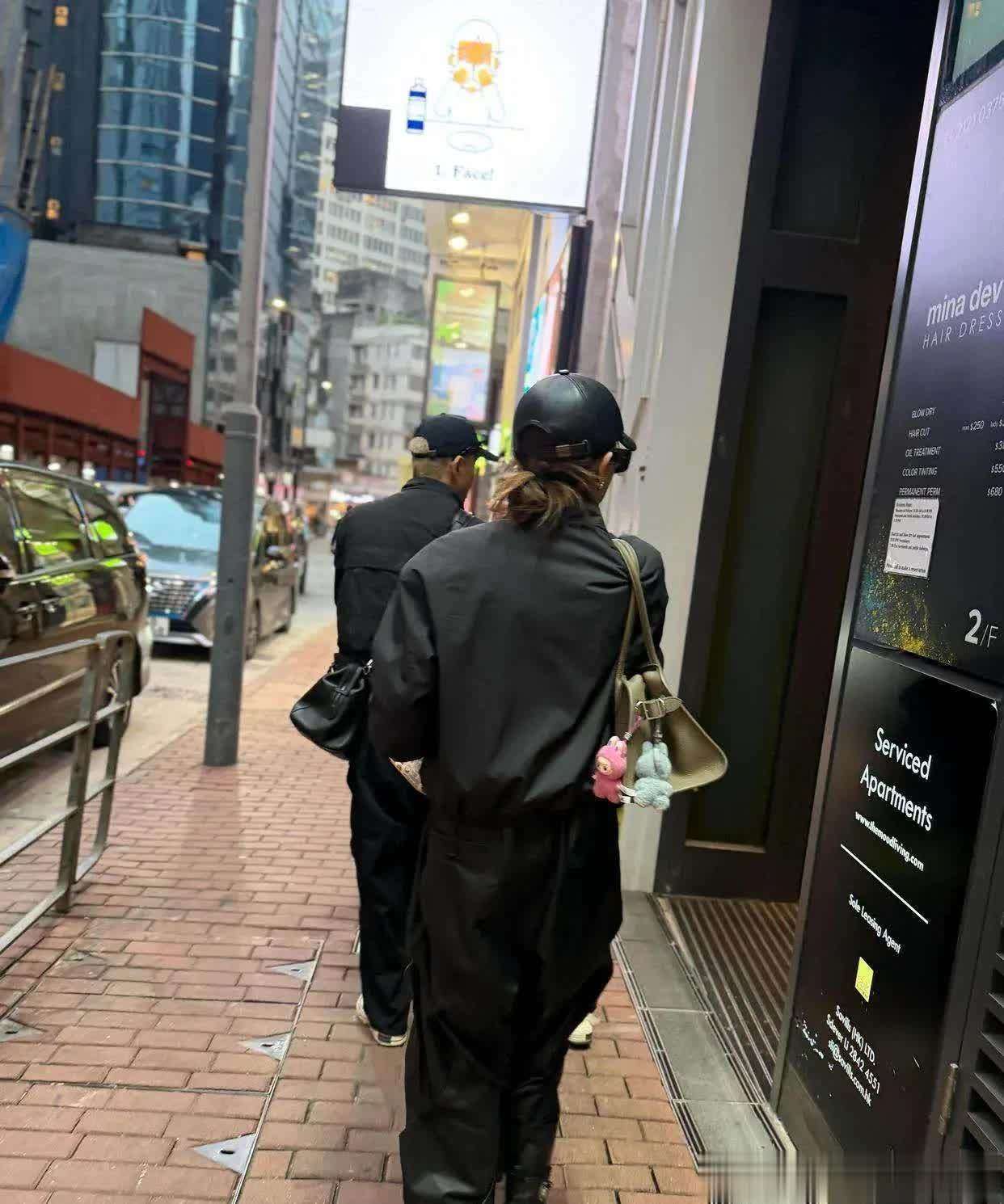 戚薇李承铉一家四口甜蜜出行，尽显家庭温馨