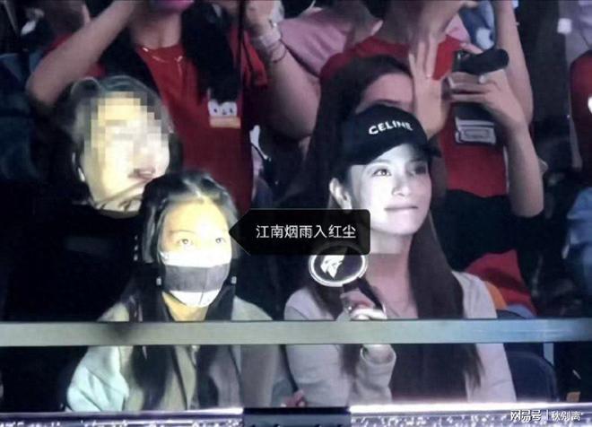 周渝民妻女演唱会同框，女儿不信爸爸是偶像，9岁公主颜值逆天