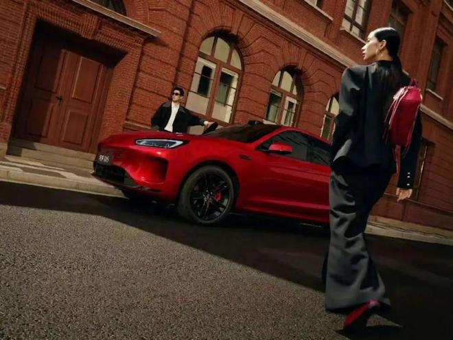 余承东首曝问界M5全新配色跃影红 8月25日开售