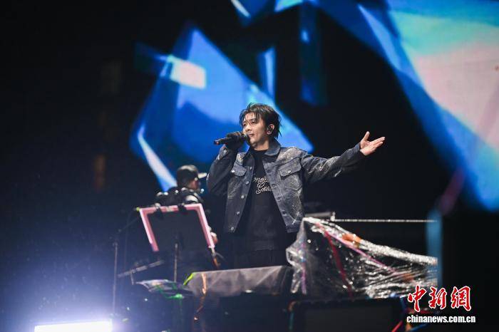 李宇春黄绮珊绵阳嗨唱现场安利绵阳米粉