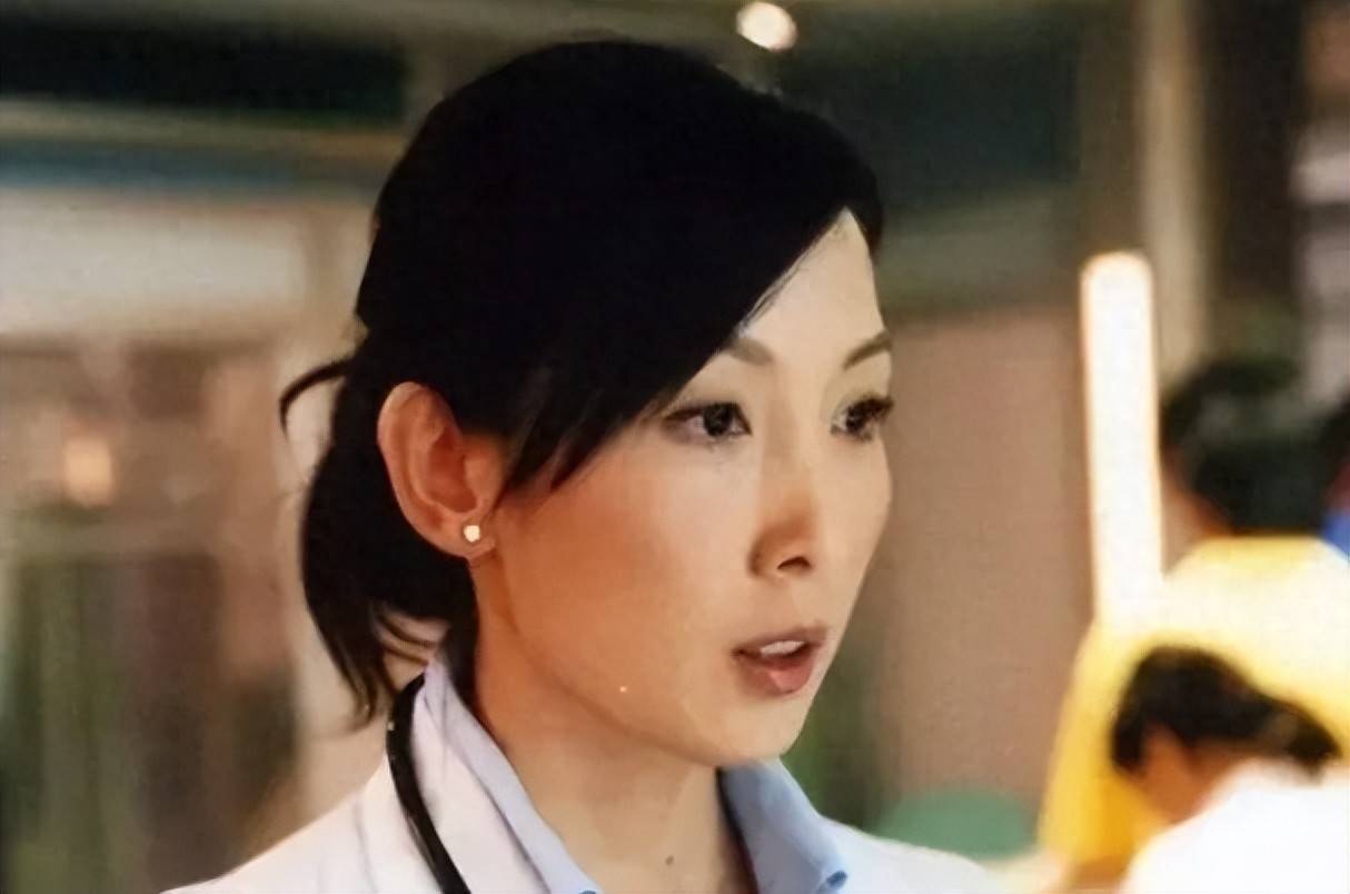 久违同框！53岁前TVB花旦红馆偶遇张家辉，两人贴头合影引回忆杀