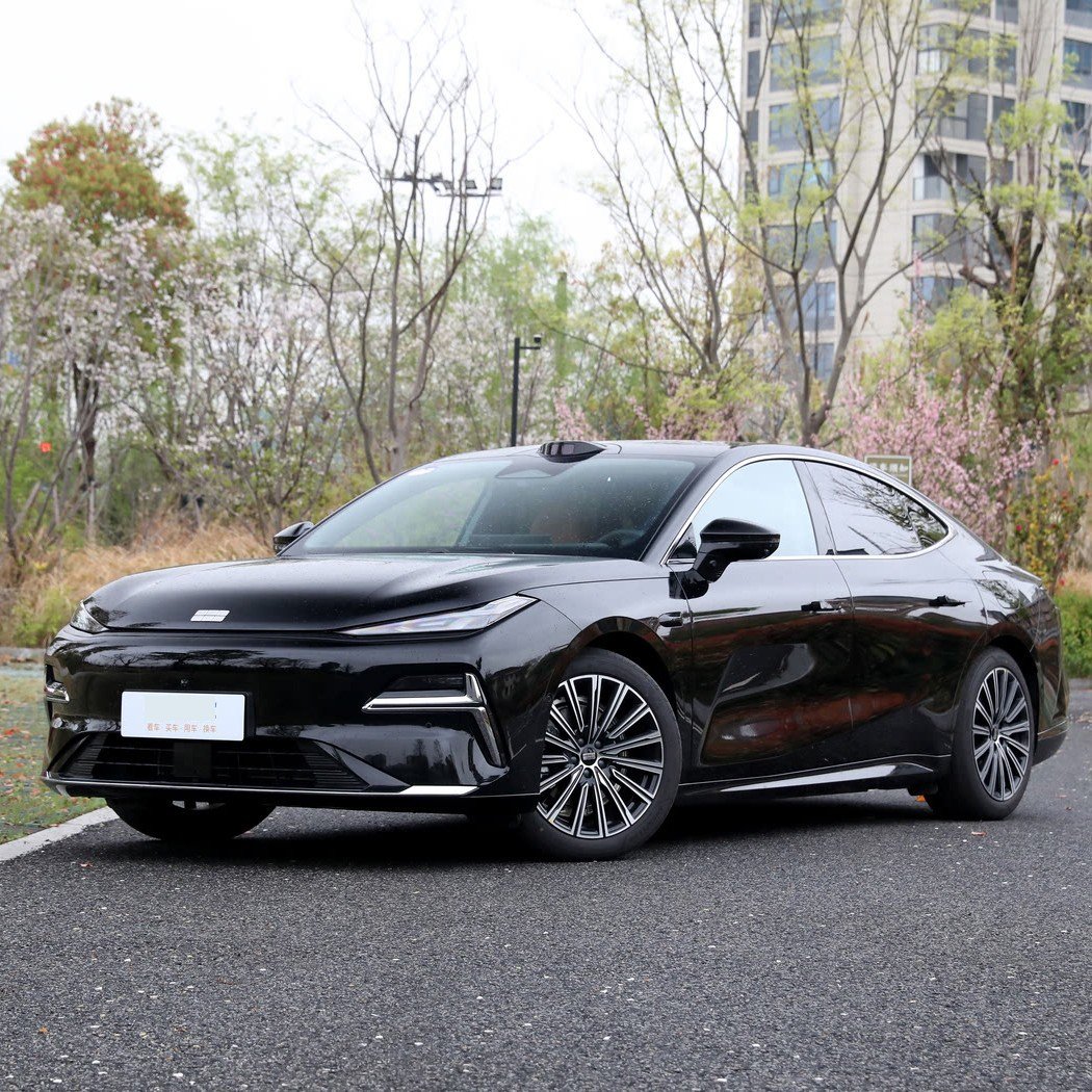 20万内插电混动中大型轿车三强对决：谁更懂你的日常与远方