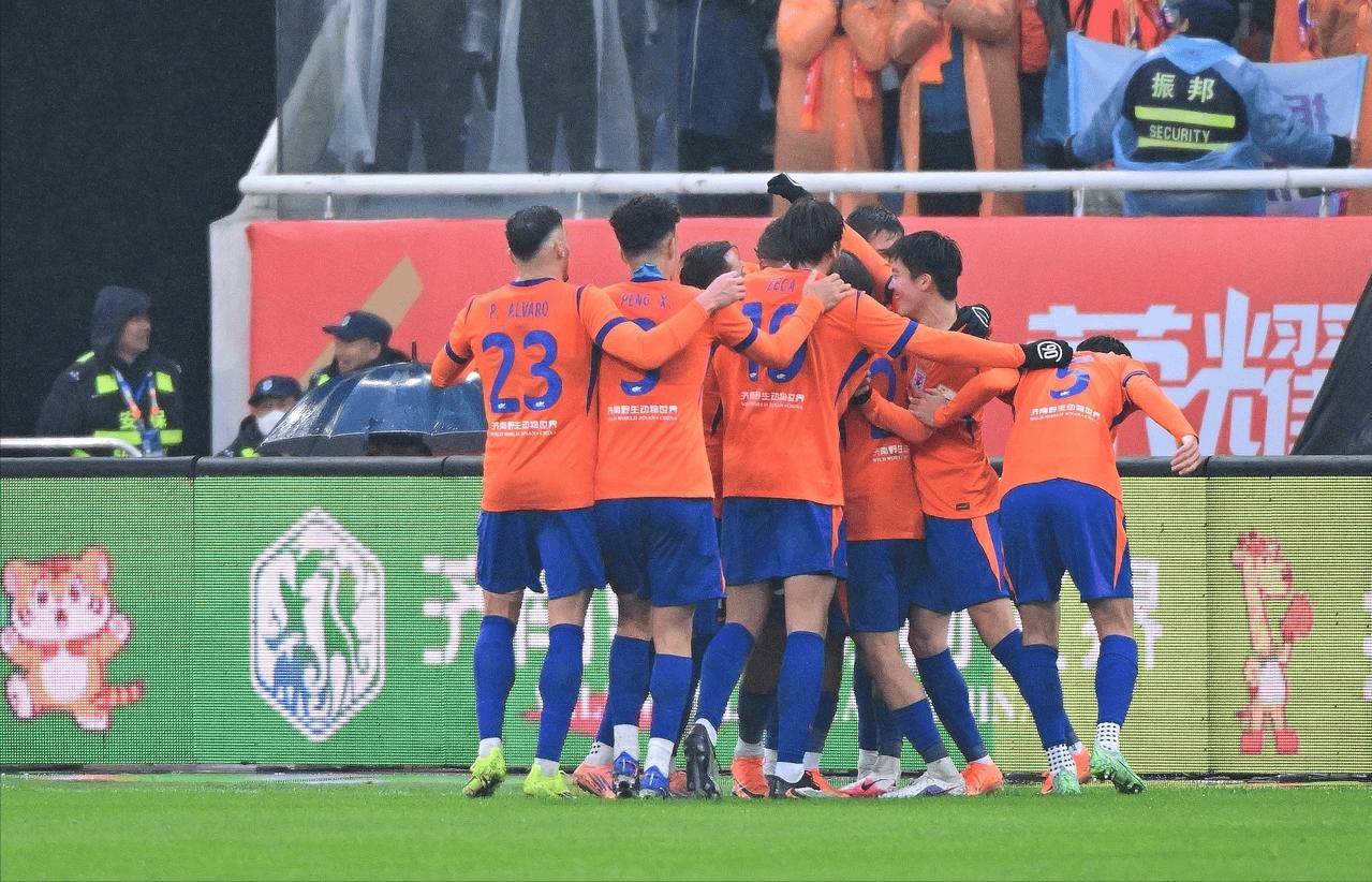 2-1！泰山连胜负分清零，克雷桑闪耀，国安首败负2分，张玉宁破门