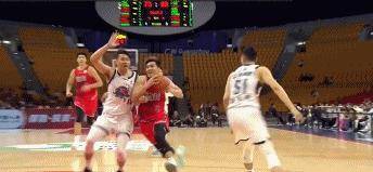 CBA马年第一场比赛，广州横扫山东，郭艾伦伤退，捂脸痛哭被担架抬出场