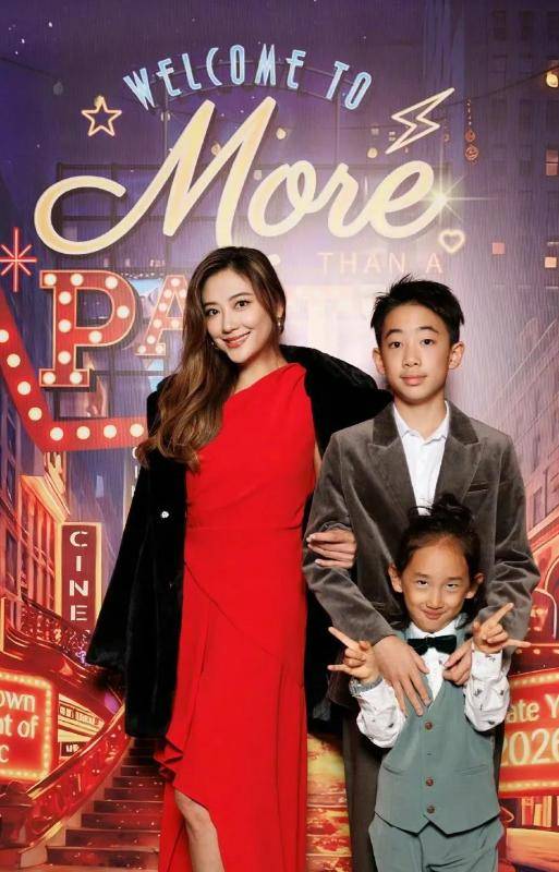 陈小春5岁小儿子元旦做义工，在养老院唱歌，继承爸爸的音乐天赋