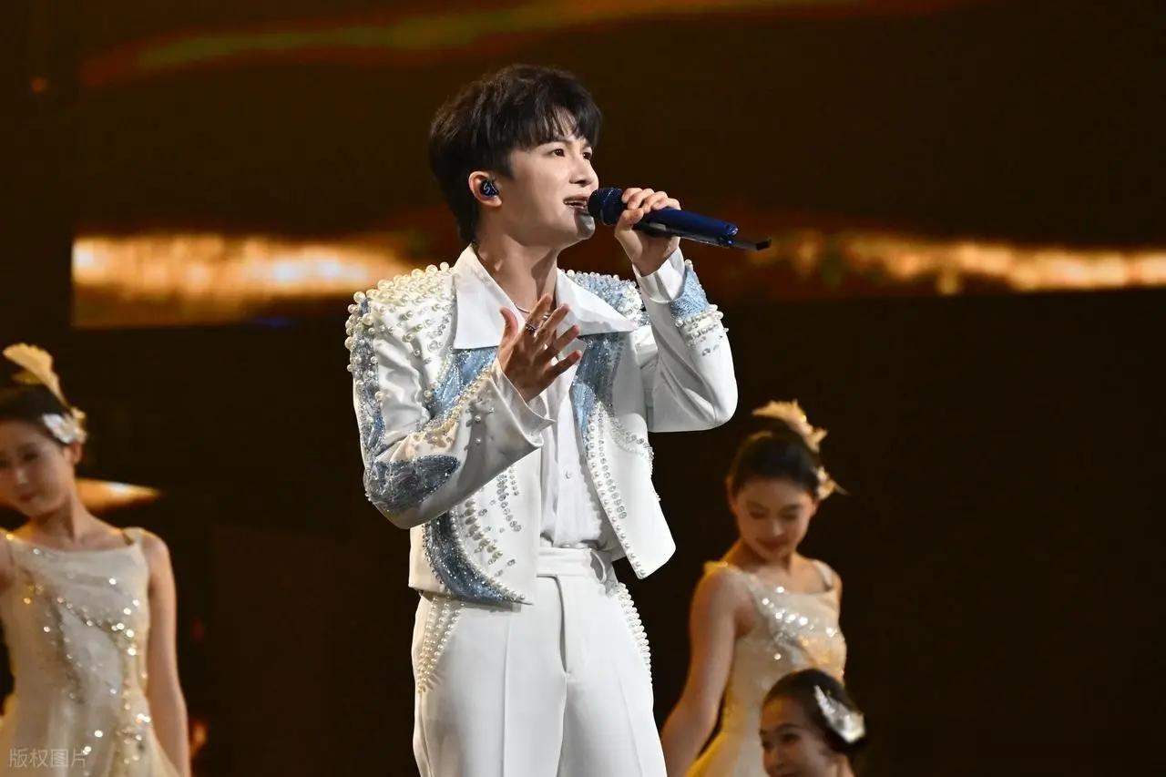 周深的音乐和唱法，为什么和华语流行音乐格格不入？硬核分析