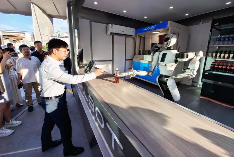 2025年8月7日，全球首个具身智能机器人当店员的“智慧小卖部”银河太空舱亮相中关村大融城。资料图/新京报记者 浦峰 摄