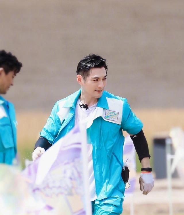 严屹宽夫妇合体拍大片，贴身对视甜度高，孩子大了二人重又搞事业|李若彤|严宽|高圆圆|夏琳_订阅