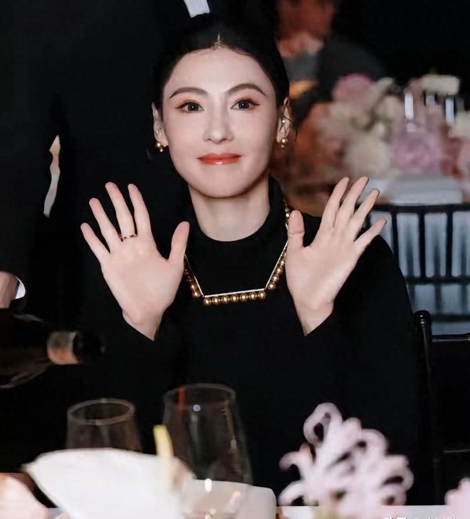 张柏芝三八节靠在儿子身上嘟嘴卖萌，儿子的肩膀，是她最好的礼物