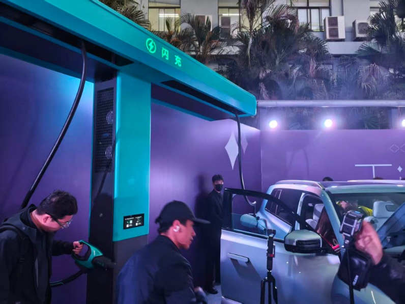 当闪充技术遇上潮流艺术，比亚迪在红海里打了一张“情绪牌”