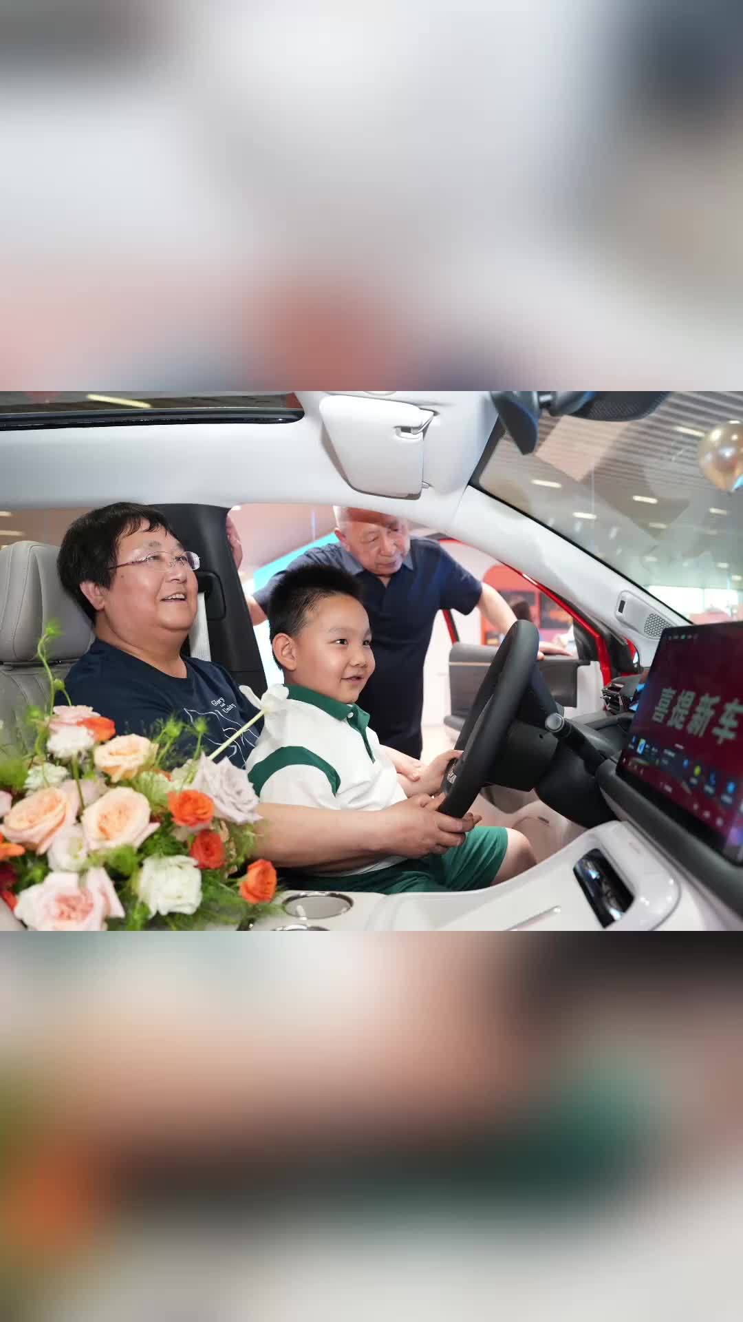 “游长隆抽大奖开埃安”正式交车!6位中奖者喜提新车