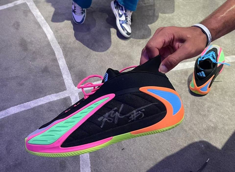 极度宠粉!爱德华兹签名战靴赠巴图姆儿子