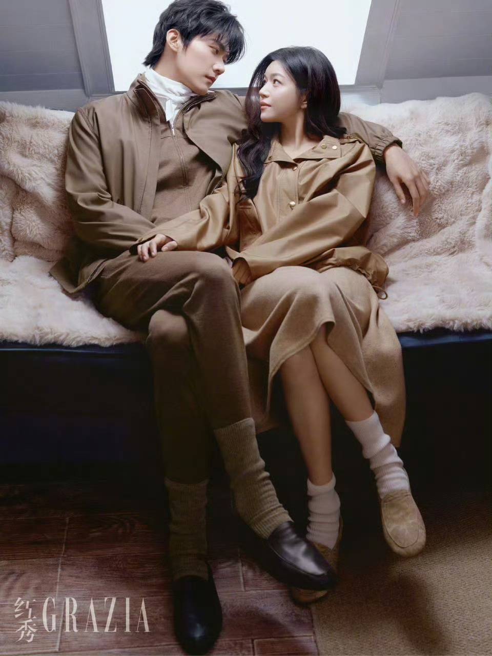 陈妍希周柯宇红秀封面释出，复刻《狙击蝴蝶》名场面引热议