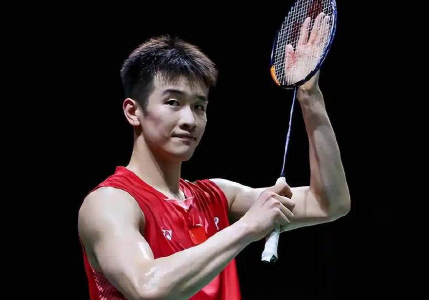 国羽00后天才李诗沣火力全开，2比0横扫晋级，石宇奇退役呼声高涨