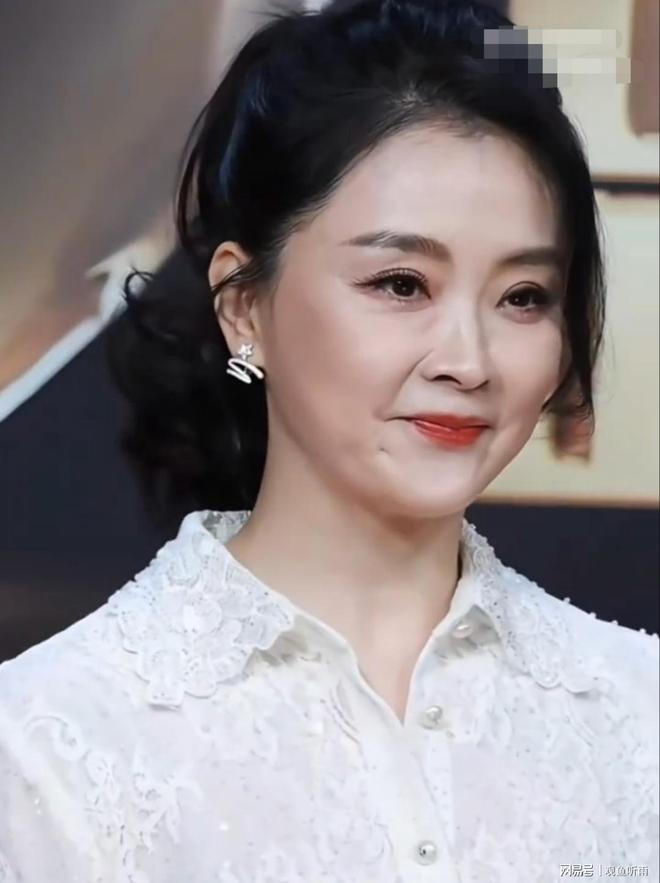 52岁王艳红毯状态封神！高马尾配蕾丝衫，“晴格格”这颜值太抗打