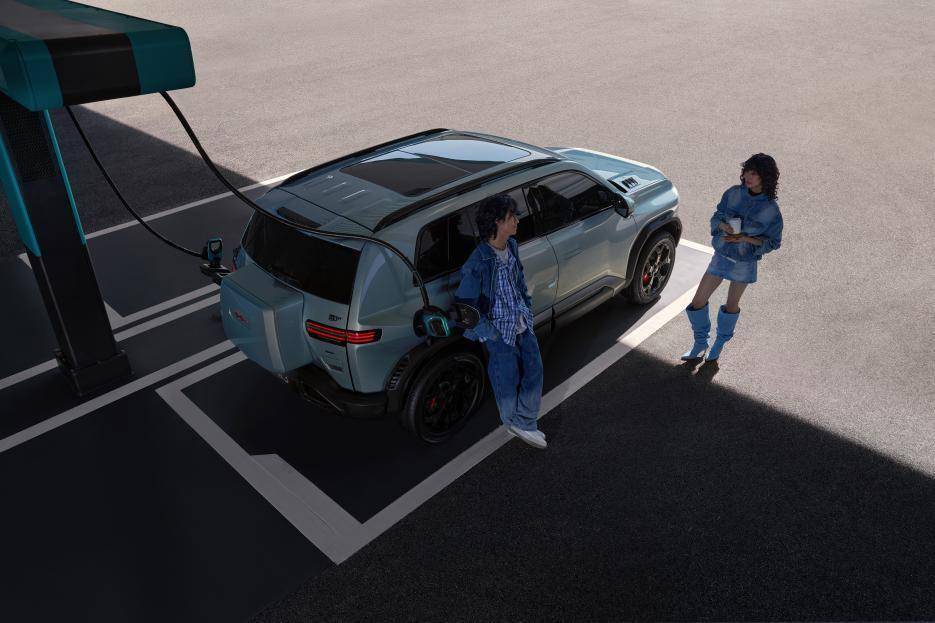 方程豹钛3闪充版正式上市成比亚迪闪充首批量产交付车型