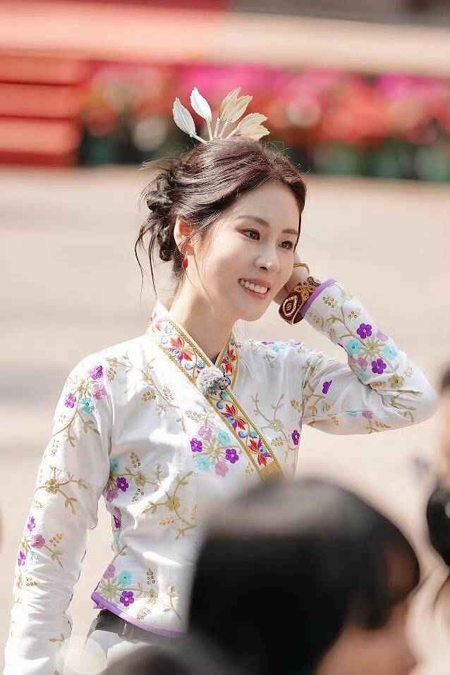 张碧晨傣族公主造型惊艳出圈，网友直呼：这是从童话里走出来的吧！