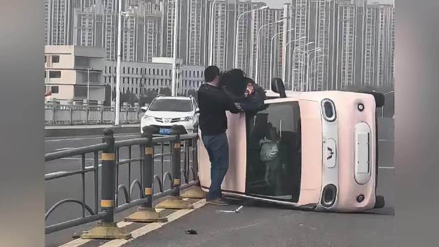 新手女司机侧翻遇路人接力救援