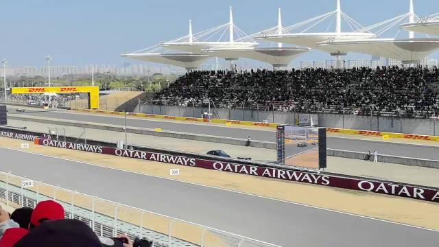 F1上海站正赛激战，安东内利杆位发车梅奔领跑
