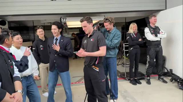 F1p房 凯迪拉克车队在热身，于适在和郭富城聊天