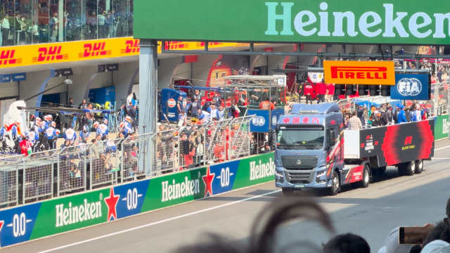 周冠宇与郭富城同框，F1中国大奖赛正赛两小时后开战