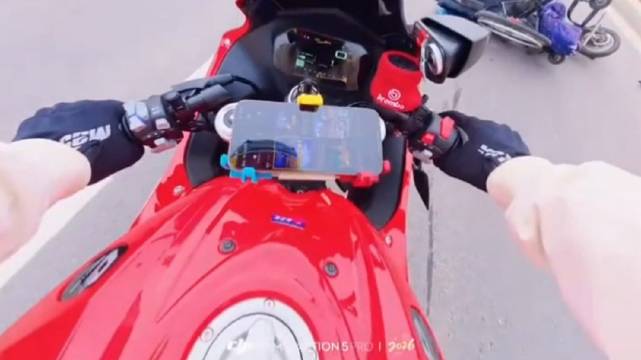 男子骑摩托看手机撞翻轮椅老人