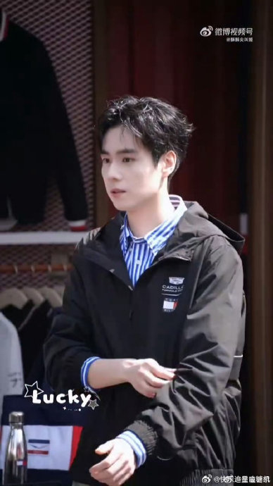 胡一天的赛车服造型为何被粉丝称为“建模脸”和“小说男主”？