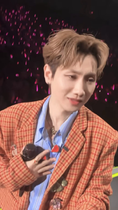 汪苏泷百场演唱会对线上观众上演专属“无声告白”：我爱你