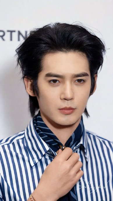 于适当晚在F1晚宴上与哪些明星进行了互动和交流？