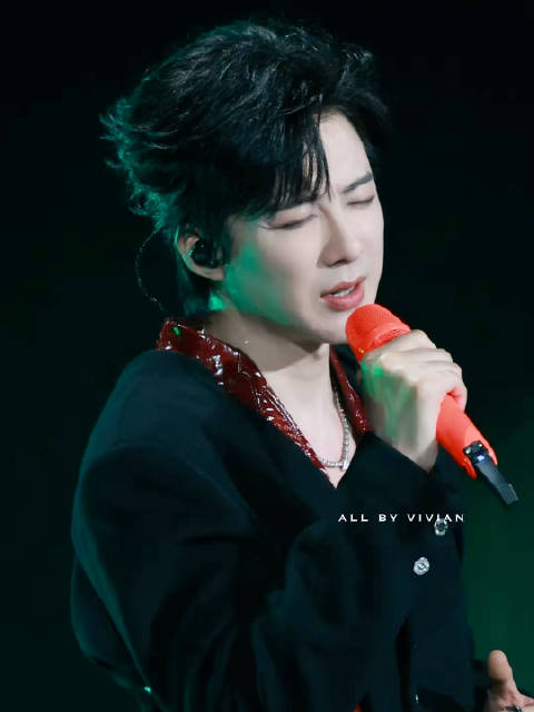 刘宇宁摇滚版《开到荼靡》重构王菲经典，烟嗓撕裂舞台