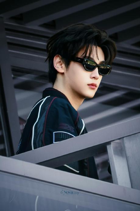 艺人田栩宁在F1上海站开幕表演中的造型为何引发热议？