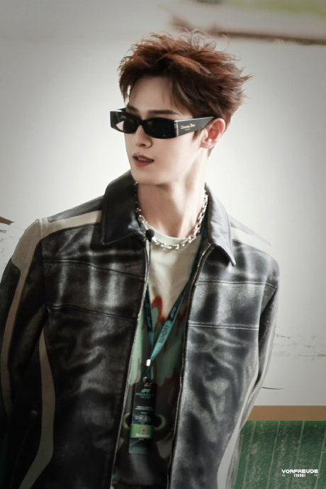 李昀锐F1造型引爆热搜！与林志颖同框引燃“放羊的星星”回忆杀