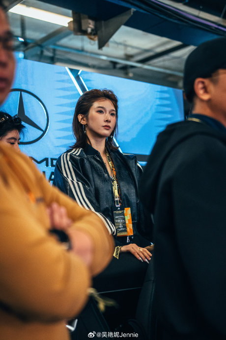 吴艳妮跨界F1颁奖惊艳全场，气场不输车手，网友热议