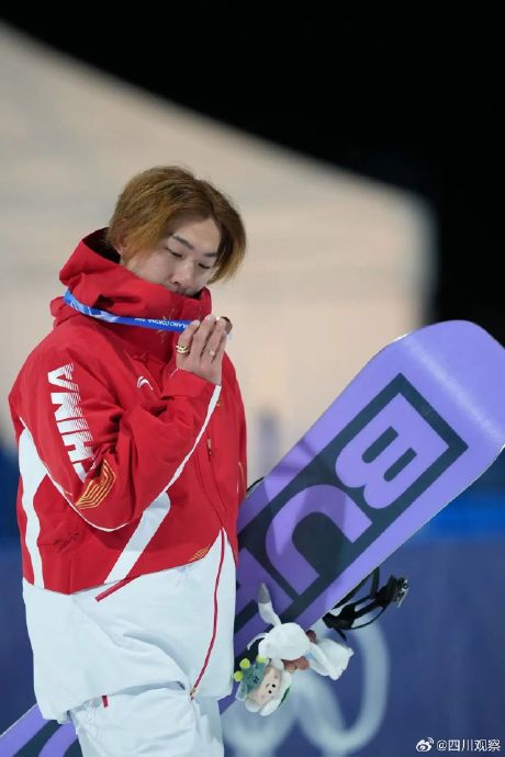 林一和苏翊鸣是在什么场合见面并掂量金牌的？