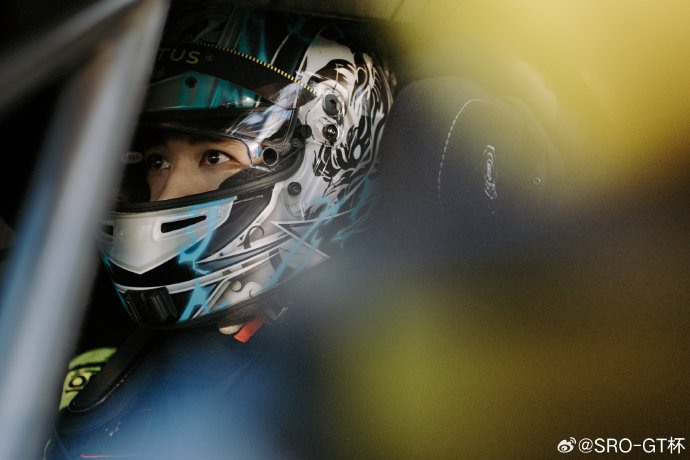 许魏洲作为一名职业赛车手，在本次赛事周末参加了哪些比赛项目？