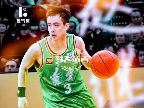 落后15分到赢8分！辽宁“骨头队”逆袭，杨鸣解说席笑开花