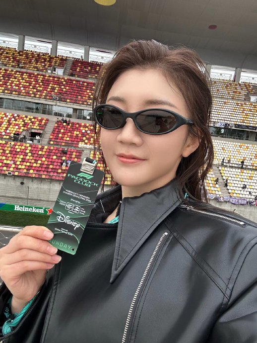 陈梦F1现场直呼太帅了！全黑皮衣造型飒爽出圈