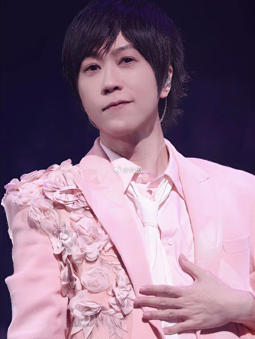 阿信在深圳演唱会具体是怎样称呼朱孝天的？