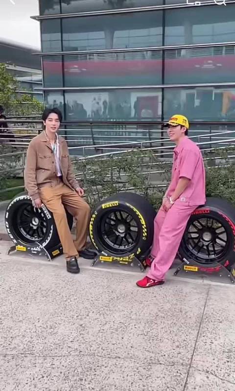 林孝埈许魏洲现身F1赛场，搬轮胎引关注