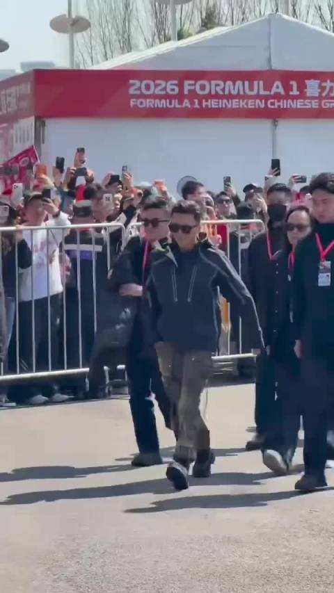 谢霆锋现身上海赛车场，墨镜穿搭尽显野性沉稳